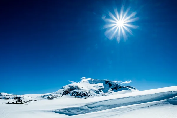 Sol y montaña nevada . — Foto de Stock