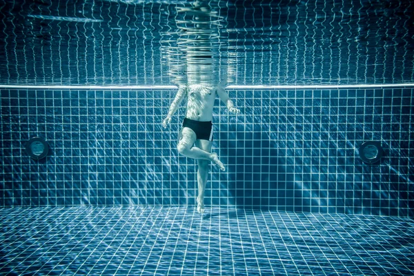 Persone in piedi sott'acqua in una piscina — Foto Stock