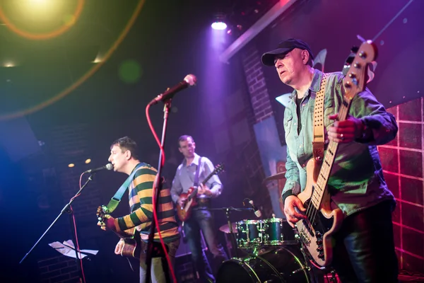 Bandet uppträder på scenen — Stockfoto