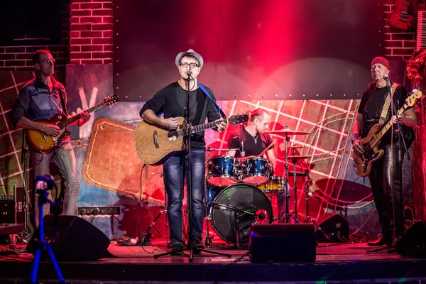 Band spielt auf der Bühne — Stockfoto