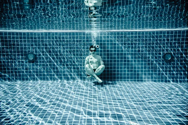 Személyek abban rejlik, a medence víz alatti — Stock Fotó