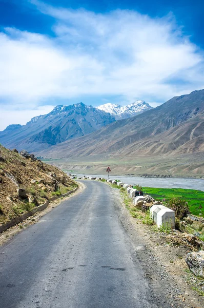 Cesta k problém s parkováním údolí, Himachal Pradesh, Indie — Stock fotografie