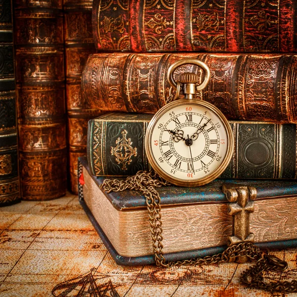 Παλιά βιβλία και Vintage τσέπης ρολόι — Φωτογραφία Αρχείου