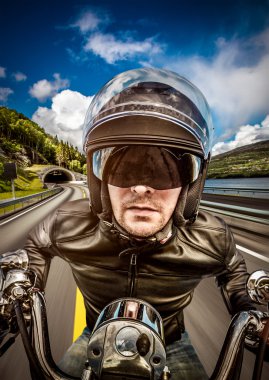 yolda yarış motorcu