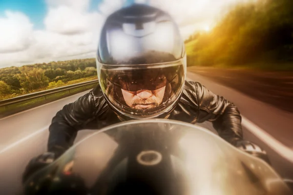 Corrida de motociclista na estrada — Fotografia de Stock