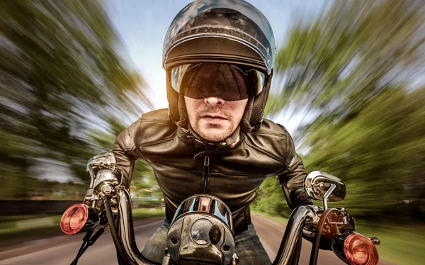 Corrida de motociclista na estrada — Fotografia de Stock