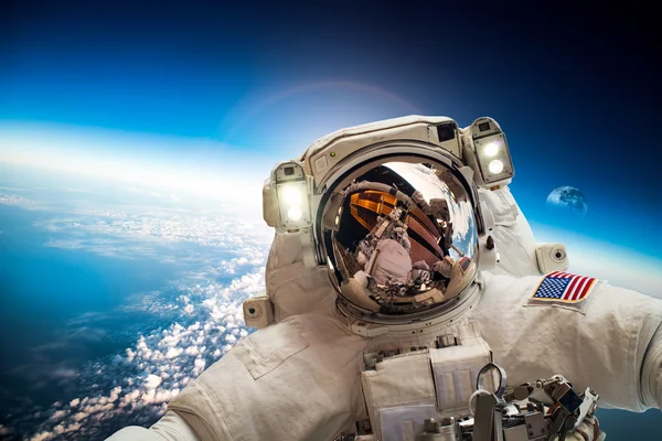 Astronaut i yttre rymden — Stockfoto