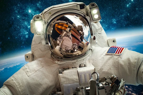 Uzayda Astronot