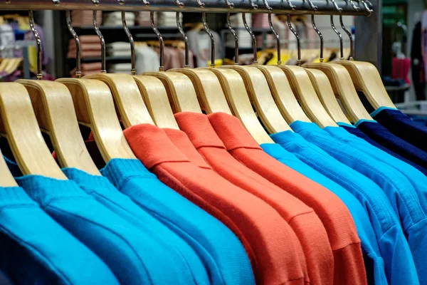 Kläder på galgar i butik — Stockfoto