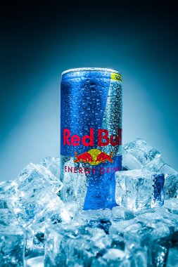 bir kutu red bull enerji içeceği.
