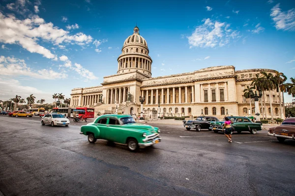 Viejos paseos en auto americanos en La Habana — Foto de Stock