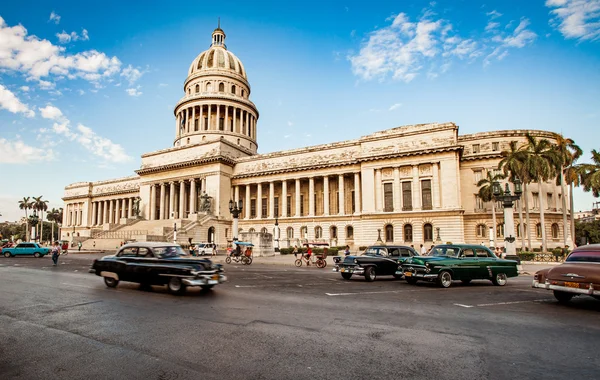 Cars rides in front of the Capitol Havana — Stockfoto