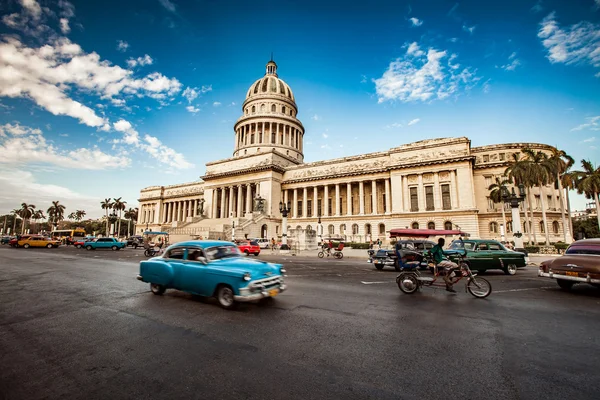 Old  American cars rides in Havana 图库照片