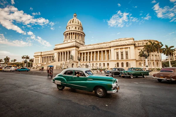 Old American cars rides in Havana 图库照片