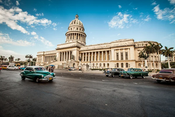 Old American cars rides in Havana 图库图片