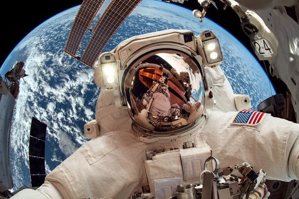 Uluslararası Uzay İstasyonu ve astronot — Stok fotoğraf