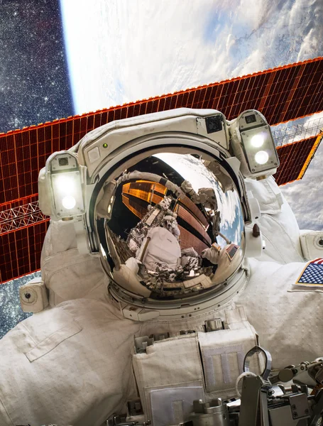 Estación Espacial Internacional y astronauta —  Fotos de Stock