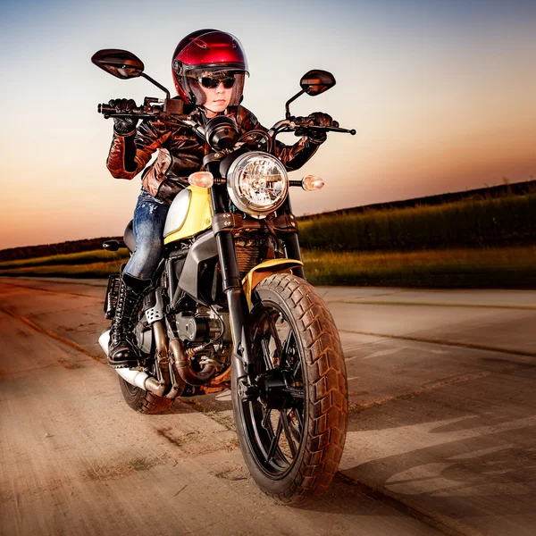 Menina motociclista em uma jaqueta de couro — Fotografia de Stock