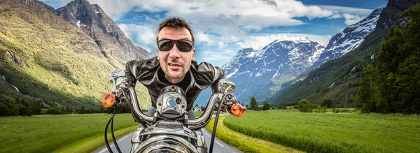 Biker in zonnebril en lederen jas — Stockfoto