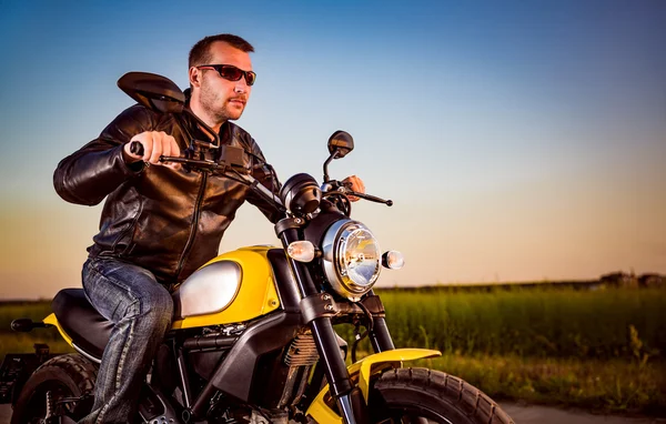 Bir deri ceket giyen motorcu adam — Stok fotoğraf