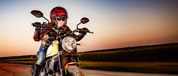 Motociclista chica en una chaqueta de cuero — Foto de Stock