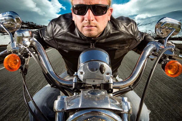 Biker mit Sonnenbrille rast — Stockfoto