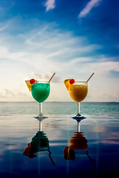 Cocktails near the swimming pool — Stock Photo, Image