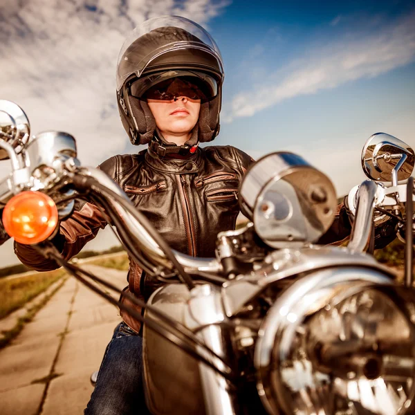 Biker Mädchen auf einem Motorrad — Stockfoto