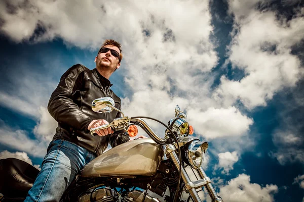 Hombre motociclista sentado en su motocicleta — Foto de Stock