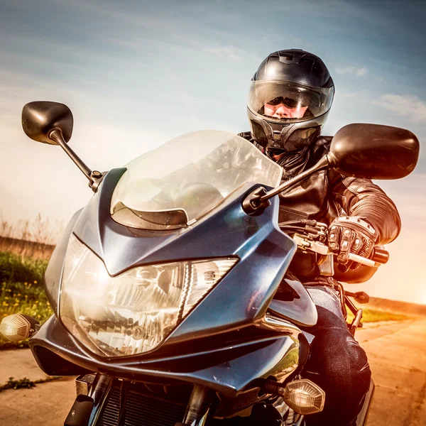 Carreras de motociclistas en la carretera — Foto de Stock
