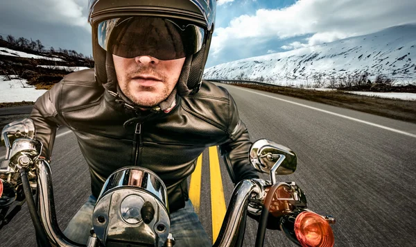 Carreras de motociclistas en la carretera . —  Fotos de Stock