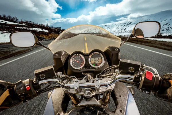 Motociclista conduciendo una moto paseos —  Fotos de Stock