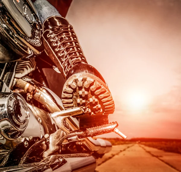 Motorradfahrerin fährt auf Motorrad — Stockfoto