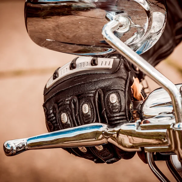 Mão em uma motocicleta luvas de corrida — Fotografia de Stock