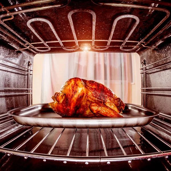 Rostad kyckling i ugnen. — Stockfoto