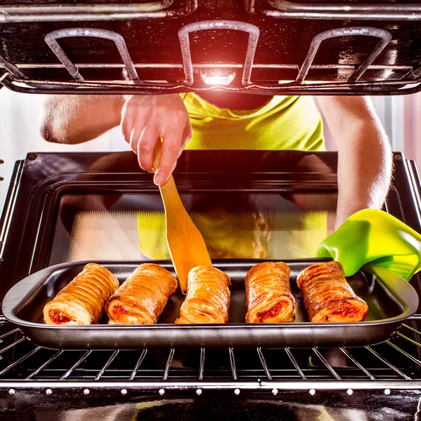 Huisvrouw voorbereiding gebak — Stockfoto