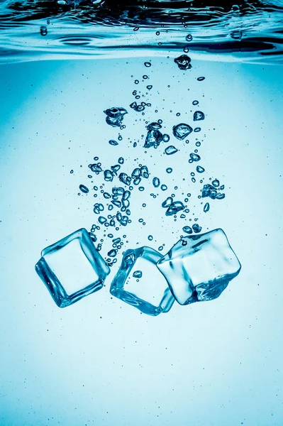 Cubos de gelo caindo debaixo d 'água — Fotografia de Stock