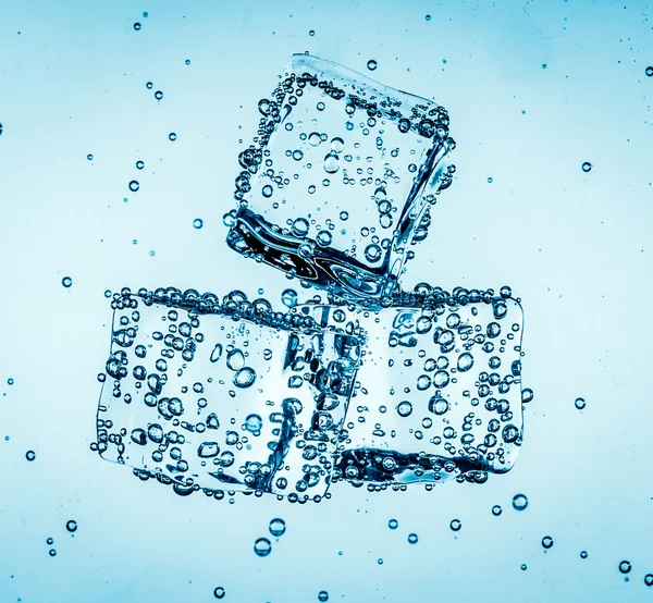 Ice cubes falling into the water — Stock Photo, Image