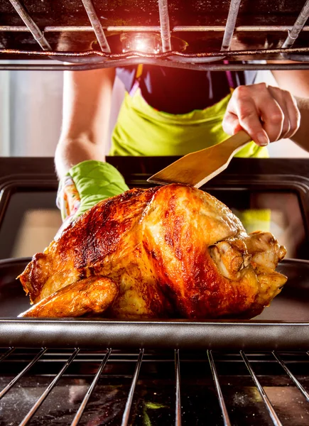 Housewife prepares roast chicken — Stock Photo, Image