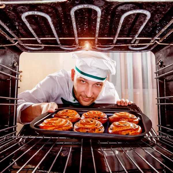 Chef prepara pastelaria no forno — Fotografia de Stock