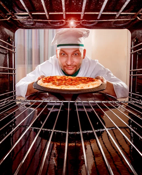 Koch kocht Pizza im Ofen. — Stockfoto