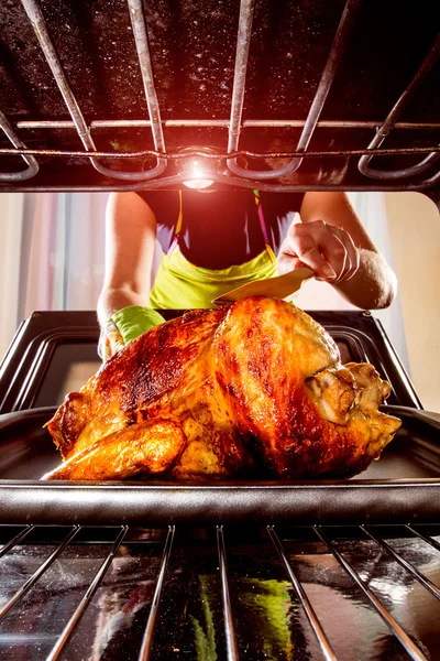 Hospodyně připraví pečené kuře — Stock fotografie