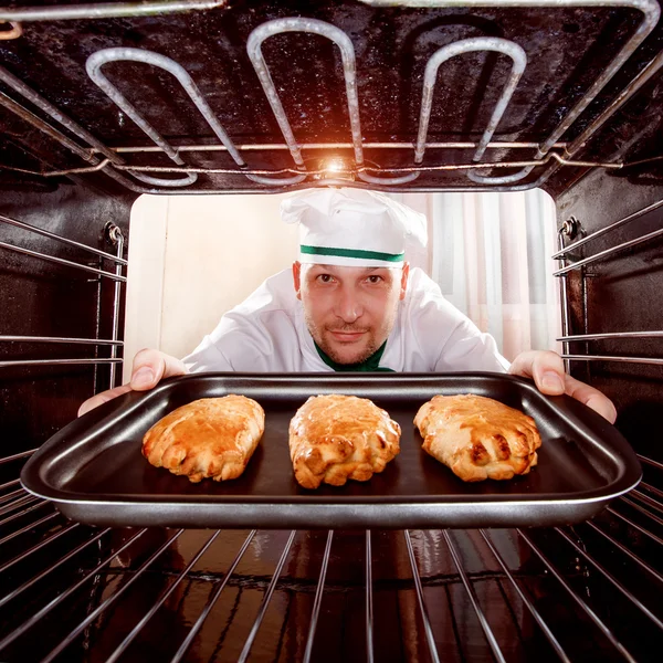 Chef prepara pasteles en el horno — Foto de Stock