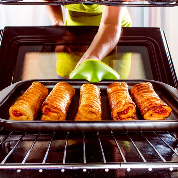 Ama de casa preparando pasteles — Foto de Stock