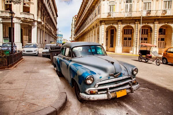 Gamla veteranbilar på gatorna i Havanna o — Stockfoto