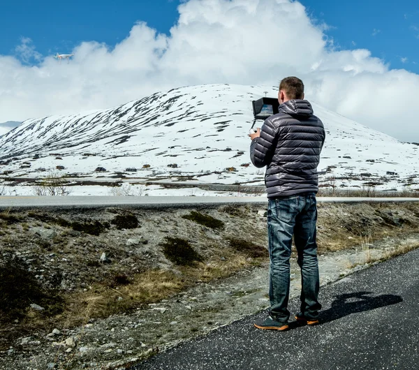 Piloot controleert de drone die vlucht uitvoert — Stockfoto