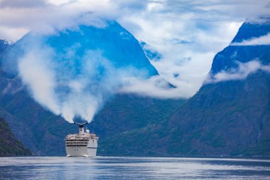 Cruise Liner üzerinde Hardanger fjorden