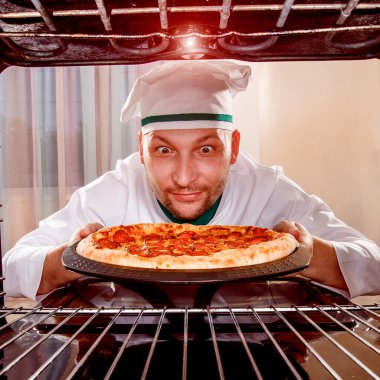 Şef pizza fırın hazırlar