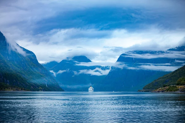 邮轮衬垫上哈丹格尔 fjorden — 图库照片