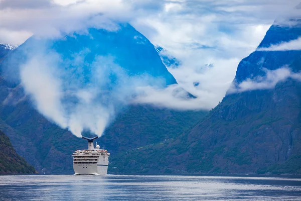 Kreuzfahrtschiff auf dem Hardanger Fjord — Stockfoto